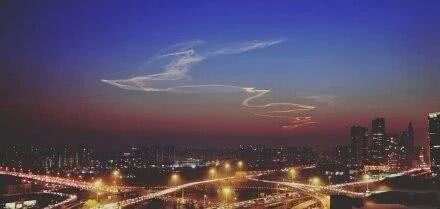 大连天空惊现神秘窟窿云